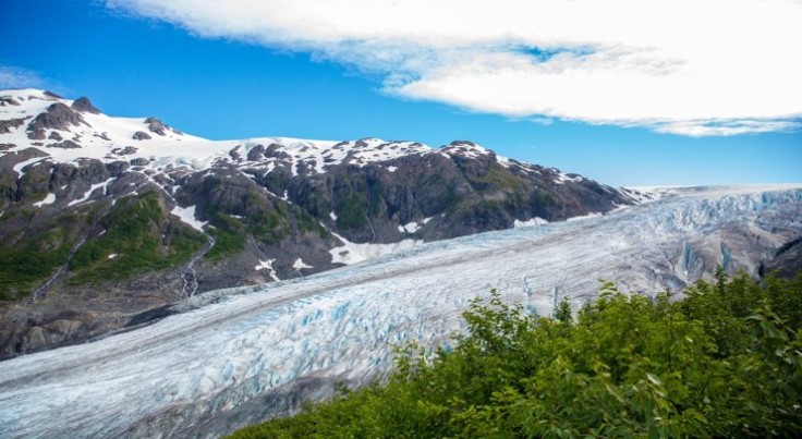 Alaska-Glacier-in-Mountians-e1647897933329.jpg