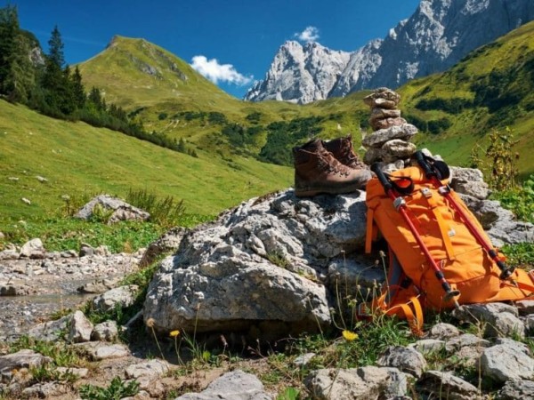 Top 10 Things a Tour Guide Packs For a Day Hike in the National Parks